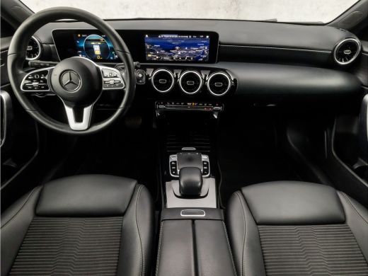 Mercedes-Benz A-Klasse 200 Sport 164Pk Automaat (GROOT NAVI, CAMERA, GETINT GLAS, LEDER, STOELVERWARMING, SPORTSTOELEN, ... ActivLease financial lease