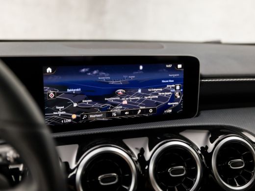 Mercedes-Benz A-Klasse 200 Sport 164Pk Automaat (GROOT NAVI, CAMERA, GETINT GLAS, LEDER, STOELVERWARMING, SPORTSTOELEN, ... ActivLease financial lease