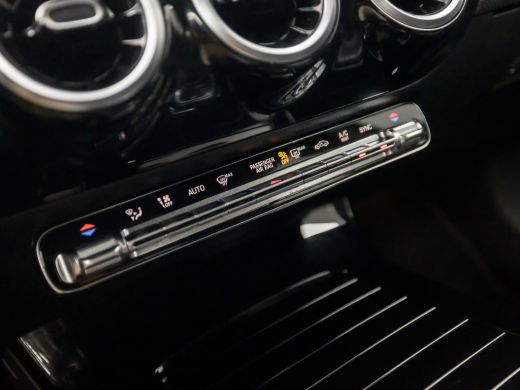 Mercedes-Benz A-Klasse 200 Sport 164Pk Automaat (GROOT NAVI, CAMERA, GETINT GLAS, LEDER, STOELVERWARMING, SPORTSTOELEN, ... ActivLease financial lease