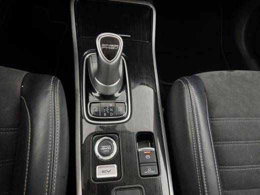 Mitsubishi Outlander 2.0 PHEV (Plug-In) Pure (INCL-BTW) Aut. *LEATHER-MICROFIBRE | COMFORTSEATS | CARPLAY | CAMERA | D... ActivLease financial lease