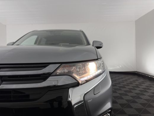 Mitsubishi Outlander 2.0 PHEV (Plug-In) Pure (INCL-BTW) Aut. *LEATHER-MICROFIBRE | COMFORTSEATS | CARPLAY | CAMERA | D... ActivLease financial lease