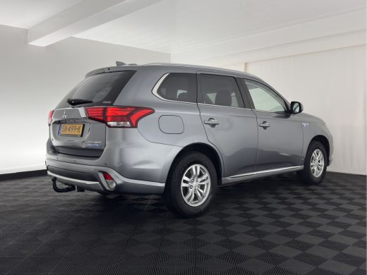 Mitsubishi Outlander 2.0 PHEV (Plug-In) Pure (INCL-BTW) Aut. *LEATHER-MICROFIBRE | COMFORTSEATS | CARPLAY | CAMERA | D... ActivLease financial lease