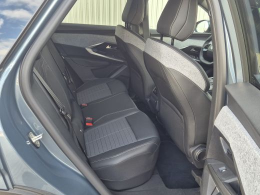 Peugeot e-3008 Allure Avantage | 210PK 73 kWh | Achteruitrijcamera | Parkeersensoren achter | Panoramic Navigati... ActivLease financial lease