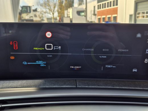 Peugeot e-3008 Allure Avantage | 210PK 73 kWh | Achteruitrijcamera | Parkeersensoren achter | Panoramic Navigati... ActivLease financial lease