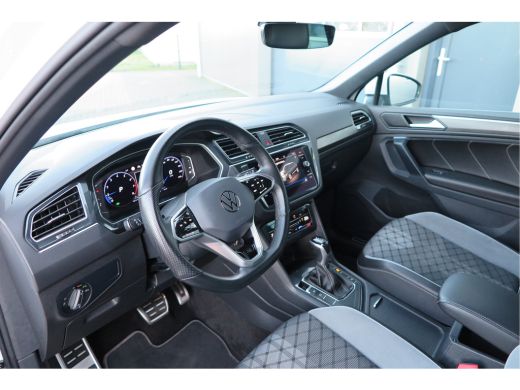 Volkswagen Tiguan 1.5 TSI 150pk DSG 2xR-Line Virtual Cockpit , Trekhaak, Camera , Navi , DAB+ , Carplay , Led verli... ActivLease financial lease