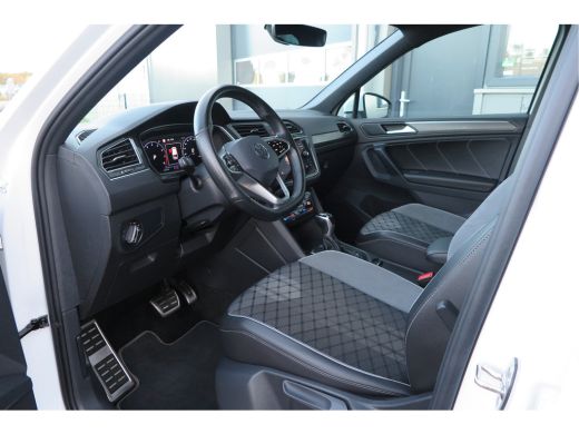 Volkswagen Tiguan 1.5 TSI 150pk DSG 2xR-Line Virtual Cockpit , Trekhaak, Camera , Navi , DAB+ , Carplay , Led verli... ActivLease financial lease