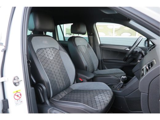 Volkswagen Tiguan 1.5 TSI 150pk DSG 2xR-Line Virtual Cockpit , Trekhaak, Camera , Navi , DAB+ , Carplay , Led verli... ActivLease financial lease