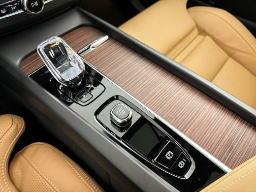 Volvo  XC60 2.0 T6 Plug-in hybrid AWD Plus Dark | 19" Allseason | Luchtvering | Geventileerd Nappa Leder | Tr... ActivLease financial lease