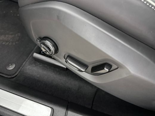 Volvo  XC60 T6 Recharge Plus Dark | 19" Allseason | Sportstoelen | Trekhaak | Full LED | Elektrisch verstelba... ActivLease financial lease