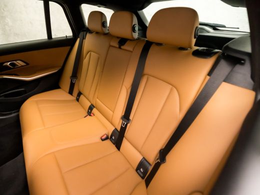 BMW 3 Serie Touring 320e High Executive 204Pk Automaat (APPLE CARPLAY, GROOT NAVI, COGNAC LEDER, TREKHAAK ELE... ActivLease financial lease