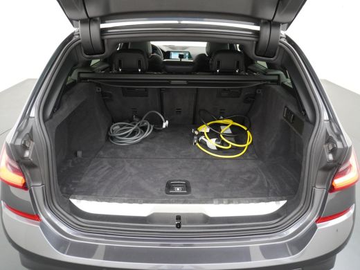 BMW 3 Serie Touring 330e High Executive VAN: &euro;36.900,- VOOR: &euro;32.877,- UW EINDEJAARSVOORDEEL: &euro;4.023,- | M SP... ActivLease financial lease