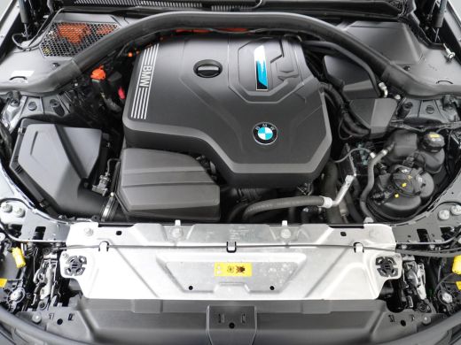 BMW 3 Serie Touring 330e High Executive VAN: &euro;36.900,- VOOR: &euro;32.877,- UW EINDEJAARSVOORDEEL: &euro;4.023,- | M SP... ActivLease financial lease