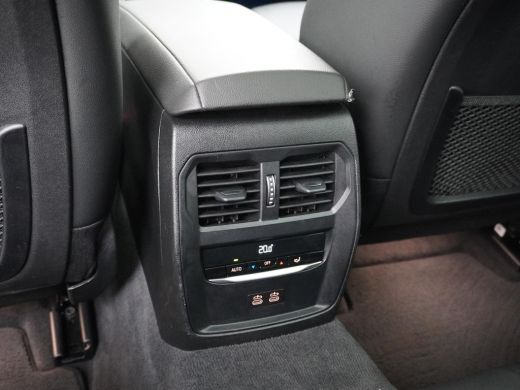 BMW 3 Serie Touring 330e High Executive VAN: &euro;36.900,- VOOR: &euro;32.877,- UW EINDEJAARSVOORDEEL: &euro;4.023,- | M SP... ActivLease financial lease