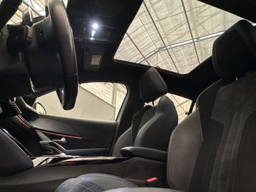 Peugeot 208 1.2 PureTech GT Pack Adaptieve Cruise | Panoramadak! | Automaat | Camera | Trekhaak! | 130PK!! | ... ActivLease financial lease