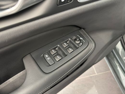 Volvo  V60 T6 Plug-in hybrid AWD Ultra Dark | Achterbank verwarmd | Airco separaat achter | Apple Carplay/An... ActivLease financial lease