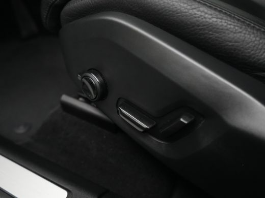 Volvo  XC60 2.0 T6 Plug-in hybrid AWD Plus Dark | Luchtvering | Panoramadak | Leder | Elek stoel | Camera ActivLease financial lease