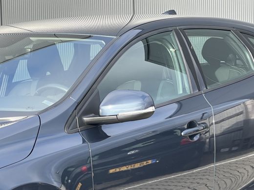 Volvo  V40 T2 Polar+ | Cruise control | Stoelverwarming | LED | 16'' Velgen | Parkeersensoren achter | Navig... ActivLease financial lease