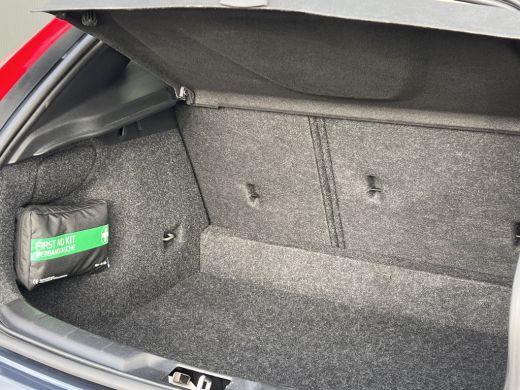 Volvo  V40 T2 Polar+ | Cruise control | Stoelverwarming | LED | 16'' Velgen | Parkeersensoren achter | Navig... ActivLease financial lease