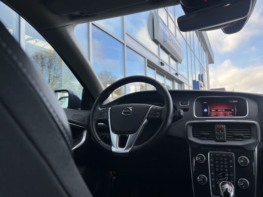 Volvo  V40 T2 Polar+ | Cruise control | Stoelverwarming | LED | 16'' Velgen | Parkeersensoren achter | Navig... ActivLease financial lease