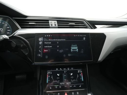 Audi e-tron 55 quattro 408pk S-Line edition 95 kWh Navigatie Camera Stoelverwarming Head up Acc 4 ActivLease financial lease