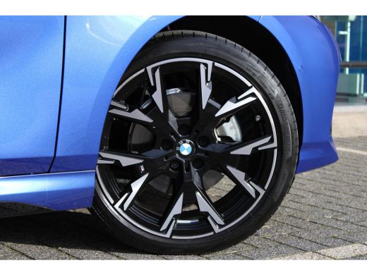 BMW 1 Serie 120 M Sport Automaat / Sportstoelen / Achteruitrijcamera / M Adaptief onderstel / Stoelverwarming ActivLease financial lease