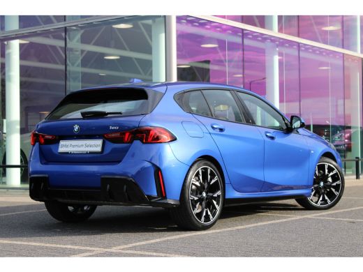 BMW 1 Serie 120 M Sport Automaat / Sportstoelen / Achteruitrijcamera / M Adaptief onderstel / Stoelverwarming ActivLease financial lease