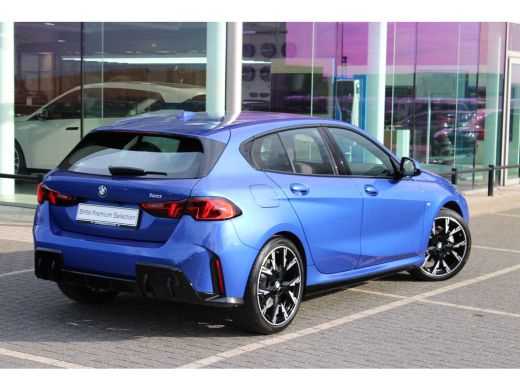 BMW 1 Serie 120 M Sport Automaat / Sportstoelen / Achteruitrijcamera / M Adaptief onderstel / Stoelverwarming ActivLease financial lease