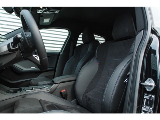 BMW 2 Serie 220 M Sport Automaat / Trekhaak / Sportstoelen / M Adaptief onderstel / Achteruitrijcamera / Comf... ActivLease financial lease