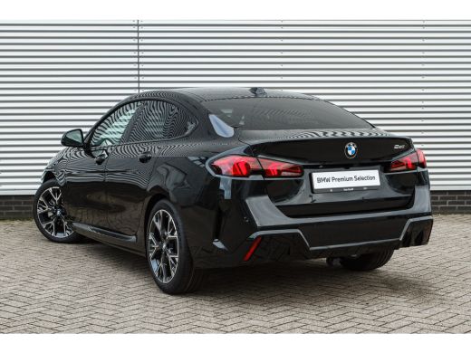 BMW 2 Serie 220 M Sport Automaat / Trekhaak / Sportstoelen / M Adaptief onderstel / Achteruitrijcamera / Comf... ActivLease financial lease