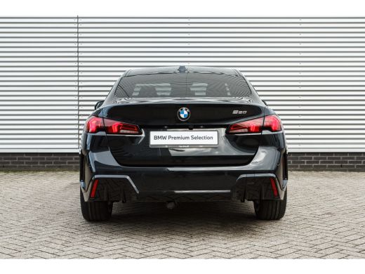 BMW 2 Serie 220 M Sport Automaat / Trekhaak / Sportstoelen / M Adaptief onderstel / Achteruitrijcamera / Comf... ActivLease financial lease
