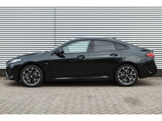 BMW 2 Serie 220 M Sport Automaat / Trekhaak / Sportstoelen / M Adaptief onderstel / Achteruitrijcamera / Comf... ActivLease financial lease
