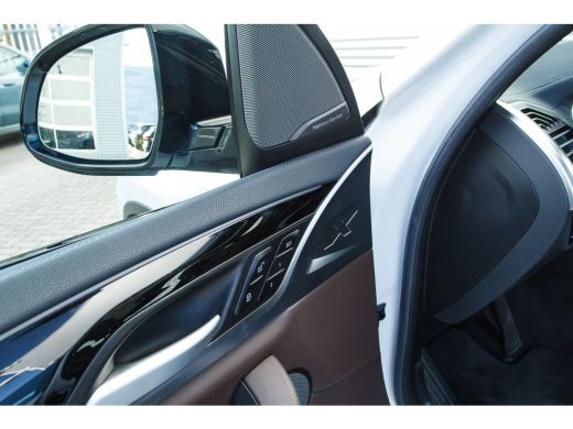 BMW iX3 High Executive / Trekhaak / Sportstoelen / Adaptief onderstel / Comfort Access / Adaptieve LED / ... ActivLease financial lease