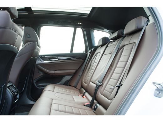 BMW iX3 High Executive / Trekhaak / Sportstoelen / Adaptief onderstel / Comfort Access / Adaptieve LED / ... ActivLease financial lease