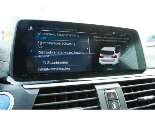 BMW iX3 High Executive / Trekhaak / Sportstoelen / Adaptief onderstel / Comfort Access / Adaptieve LED / ... ActivLease financial lease