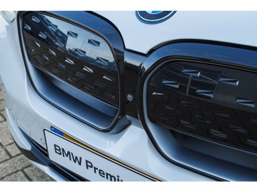 BMW iX3 High Executive / Trekhaak / Sportstoelen / Adaptief onderstel / Comfort Access / Adaptieve LED / ... ActivLease financial lease