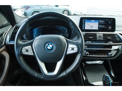 BMW iX3 High Executive / Trekhaak / Sportstoelen / Adaptief onderstel / Comfort Access / Adaptieve LED / ... ActivLease financial lease