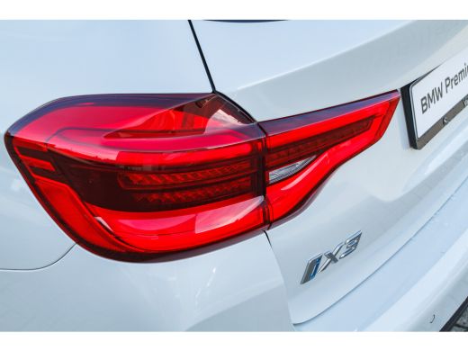 BMW iX3 High Executive / Trekhaak / Sportstoelen / Adaptief onderstel / Comfort Access / Adaptieve LED / ... ActivLease financial lease