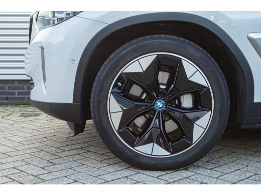 BMW iX3 High Executive / Trekhaak / Sportstoelen / Adaptief onderstel / Comfort Access / Adaptieve LED / ... ActivLease financial lease