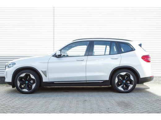 BMW iX3 High Executive / Trekhaak / Sportstoelen / Adaptief onderstel / Comfort Access / Adaptieve LED / ... ActivLease financial lease