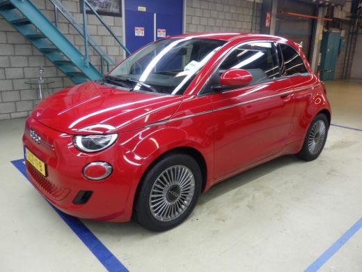 Fiat 500e Urban 42 kWh 3 Fase | Navigatie | Pack Comfort + Style | Keyless-Entry | Dodehoek-Detectie | 16"L...