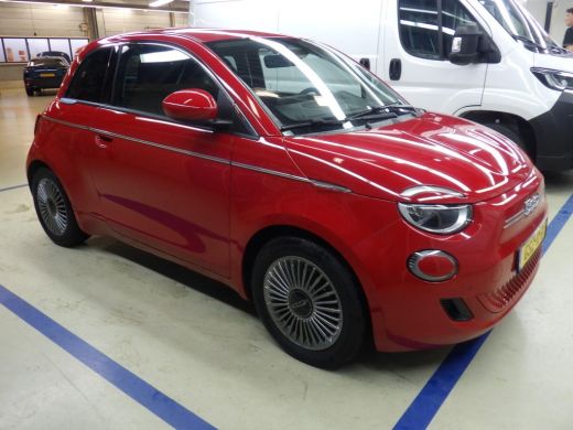 Fiat 500e Urban 42 kWh 3 Fase | Navigatie | Pack Comfort + Style | Keyless-Entry | Dodehoek-Detectie | 16"L... ActivLease financial lease