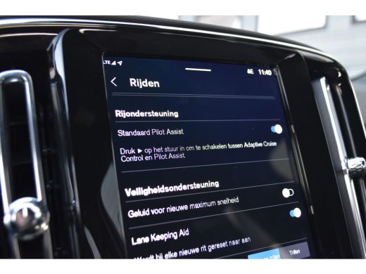 Volvo  XC40 2.0 B4 Plus Dark | HarmanKardon | Trekhaak | Elektrische Stoel met Geheugen | ActivLease financial lease