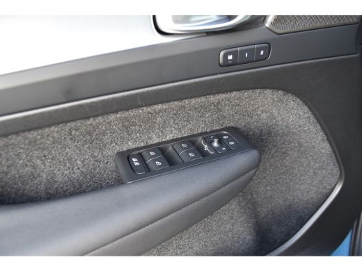 Volvo  XC40 2.0 B4 Plus Dark | HarmanKardon | Trekhaak | Elektrische Stoel met Geheugen | ActivLease financial lease