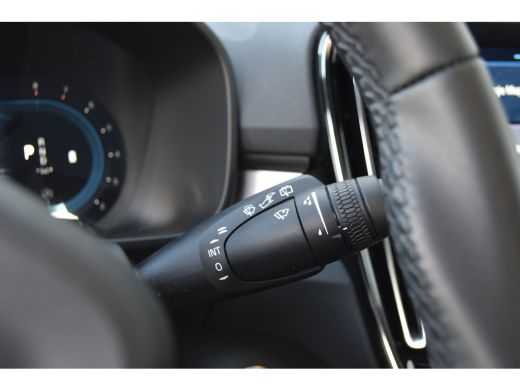 Volvo  XC40 2.0 B4 Plus Dark | HarmanKardon | Trekhaak | Elektrische Stoel met Geheugen | ActivLease financial lease