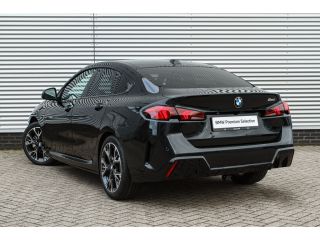 BMW 2 Serie 220 M Sport Automaat / Trekhaak / Sportstoelen / M Adaptief onderstel / Achteruitrijcamera / Comf...