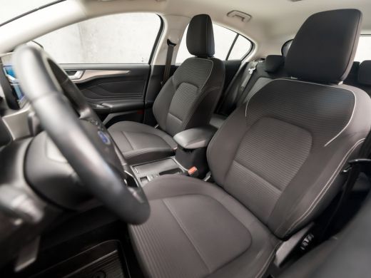 Ford Focus 1.0 EcoBoost Titanium Sport (APPLE CARPLAY, GROOT NAVI, CLIMATE, CAMERA, KEYLESS, LM VELGEN, SPOR... ActivLease financial lease