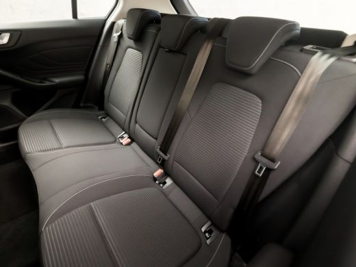 Ford Focus 1.0 EcoBoost Titanium Sport (APPLE CARPLAY, GROOT NAVI, CLIMATE, CAMERA, KEYLESS, LM VELGEN, SPOR... ActivLease financial lease