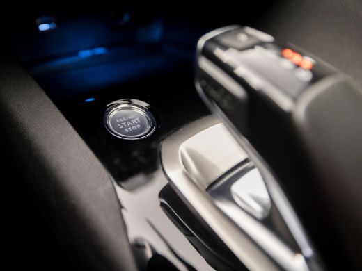 Peugeot 3008 1.2 PureTech Sport Automaat (APPLE CARPLAY, GROOT NAVI, LEDER, KEYLESS, 360 CAMERA, SPORTSTOELEN,... ActivLease financial lease