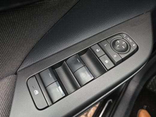 Toyota C-HR 1.8 Hybrid 140 First Edition | Apple CarPlay | Parkeersensoren | Blindspot | Rijklaarprijs incl. ... ActivLease financial lease