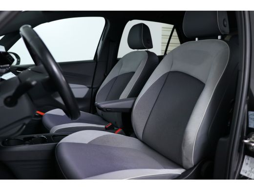 Volkswagen ID.3 First Plus 58 kWh | LED | Cruise Adaptive | Trekhaak | Navi | Stoelverwarming | Clima | Camera | ... ActivLease financial lease